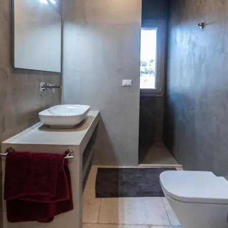 Сasa de vacaciones Sleeps 8 Pool Air Con Wifi