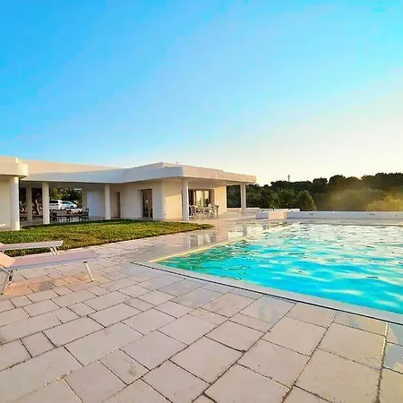 Sleeps 8 Pool Air Con Wifi Specchiolla