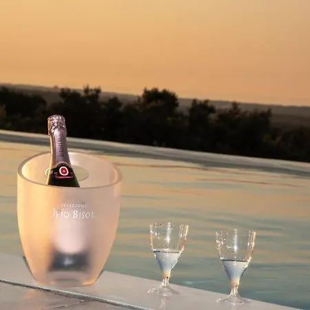 Sleeps 8 Pool Air Con Wifi