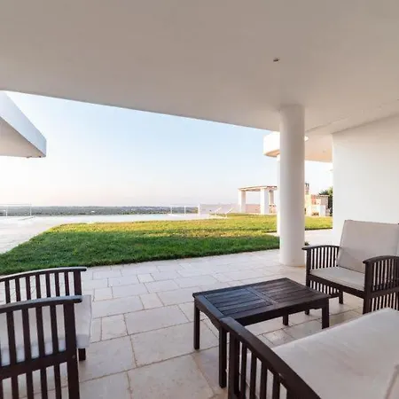 Sleeps 8 Pool Air Con Wifi Specchiolla